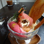 ニコラ - 今月のパフェ（断面） クリームの中を覗くと梅が隠れていました。とにかく素晴らしいの一言です（赤桃ソルベはワイン用の葡萄畑に植えた桃が落ちた葡萄の養分で赤く葡萄風味になった物だとか）柚子が隠し味。凄い！