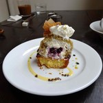 ニコラ - （’13/03）モンブラン（断面） 良い仕事してます。底の部分はバターがしっかり効いたタルト？クッキー？でした