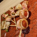 Hakata Yakitori Yasaimaki Motsunabe Katsugiya - お任せ！野菜巻き5種盛り合わせ-トマトベーコン巻き、マッシュルーム巻き、アスパラベーコン巻き、しし唐巻き、れんこん巻き-