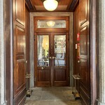 Giacomo Caffè - 入り口 (建物の壁が厚いことがよく分かる) 陰影礼賛