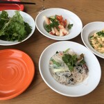 センディーテラス - グリーンサラダ、ダイコンのソムタム、ヤムウンセン、白身魚のフライ、ソースつき