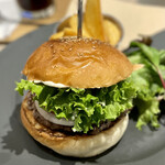 Mr. Tokyo Burger’S Cafe - 野菜たっぷりのハンバーガー