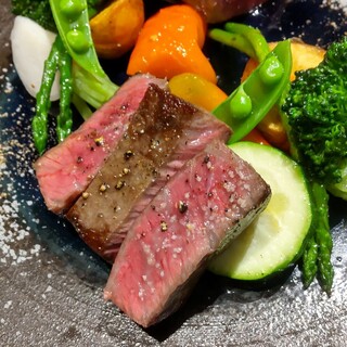 ワインに合うお料理の数々。お得なパーティーコースも人気！