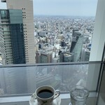 カフェ ド シエル - コーヒーと外の眺め
