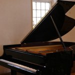 オーク・ハウス - グランド・ピアノによる演奏会も開催