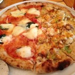 ピッツェリア ノーチェ - ピッツァ（ズワイガニ・長ネギ・アンチョビ・カラスミとマルゲリータのハーフ＆ハーフ）