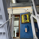 spice kitchen moona - 階段を登ると店舗