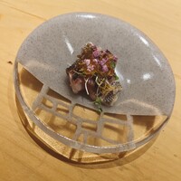 鮨かわなか - 片面を炭火で炙ったイサキ、土佐酢のジュレ。あたたかいイサキに柔らかい酸味