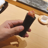 鮨かわなか - まぐろの手巻きからスタート。玉ねぎと大葉が入ってるのかな？シャキシャキ感が新鮮