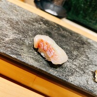 鮨かわなか - 4日間熟成させたイシダイ。もちもち、かぼすか何か爽やかな風味