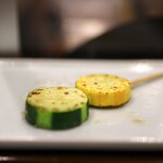 鳥田中 - ズッキーニは緑と黄色