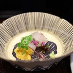 鳥田中 - 鯒、白烏賊、生雲丹のお造り。ハマボウフウのあしらい