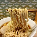 鶯屋 - 特製醤油ラーメン　麺リフト