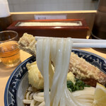 梅田 釜たけうどん - コシのあるもっちり太めが素敵です♡大阪うどんと讃岐うどんの良いとこ取りみたいなおうどん‪(๑•̀⌄ｰ́๑)b