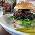 カウボーイカレー - ワイルドカウボーイバーガー、グラスと大きさを比較してください