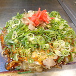 Hiroshima Okonomiyaki Okachan - 「ベーシックお好み焼（そば）」（750円）+「ネギかけ」（150円増）