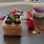 シャトー　ラ・パルム・ドール - デザート
      2種のクリームチーズと
      ストロベリー、ブルーベリーのアイス
