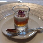 シャトー　ラ・パルム・ドール - ▶▶始まりの一皿
      ○オマールのコンソメジュレ