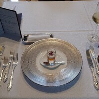 シャトー　ラ・パルム・ドール - ▶▶始まりの一皿
                      ○オマールのコンソメジュレ