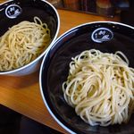 Hakata Shimpuu - 左が太麺・右が通常麺
      パンチのある極太麺を想像してたら、通常麺より少し太い感じの麺。
      この辺にも地域性が出ている模様。