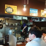 麺屋 悠 - 狭いスペースには7人が並び、満席状態だった。