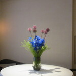 JINBO MINAMI AOYAMA - お花、生けているのはプロではないですね。