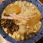 麺屋 悠 - つけ汁にはワンタン、たっぷりの葱、香ばしい焦がし葱、そして“出汁氷”が浮いている。