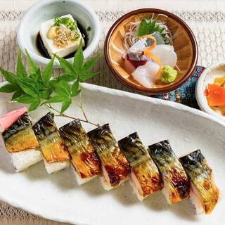 人気の大漁盛や焼き鯖寿司含む贅沢なコース。生ビール付飲み放も