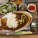 Kono E - 2022/06/17
                      お得なランチ
                      辛さが選べるスパイスカレーライス 辛口 880円
                      唐揚げ2個 300円