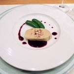 シュマンドール - フォアグラのマリネ、ルビーポートのソースと木の実添え