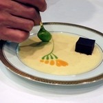 シュマンドール - 描画中のバヴェ　２種類の天然ソースで描いてくれました。