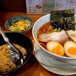 ラーメン 桃李路 - 中盛醤油ラーメン炒飯セット+味玉