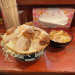 Akiyama Shiyokudou - チャーシューエッグ丼850円にタケノコの味噌汁が付いてきた。
