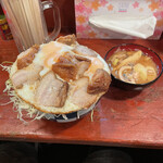 Akiyama Shiyokudou - 半熟の玉子は、良いが。ご飯が多いので、甘辛いタレや、漬物があった方が良い。