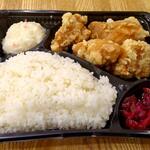 からあげや カリッジュ - 唐揚げ弁当 (税込)700円 ※開封後 角度を変えて(2022.06.17)