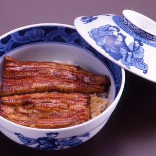 関東風の蒲焼が載せられた【鰻大丼】には、職人の技が光る