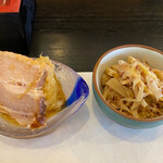 Kappou Sakaba Raku Do - 突き出し　左:自家製叉焼と素麺南瓜　右:筍薄切りの土佐煮