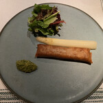 ラ シャッス - ❶罠捕り仔猪のテッド（頭）と豚足のパートブリック包み焼き、ホワイトアスパラガスのマリネ、クルスティアン、有機野菜のサラダ、バジルとディルとコルニッションのラビゴットソース。