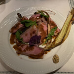 ラ シャッス - ❸罠捕り仔猪ロースのロースト、猪のフォンとシェリービネガーソース、季節の野菜のグリル、自家製マスタード。