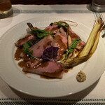 ラ シャッス - 罠捕り仔猪ロースのロースト、猪のフォンとシェリービネガーソース、季節の野菜のグリル、自家製マスタード。