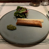 ラ シャッス - 罠捕り仔猪のテッド（頭）と豚足のパートブリック包み焼き、ホワイトアスパラガスのマリネ、クルスティアン、有機野菜のサラダ、バジルとディルとコルニッションのラビゴットソース。