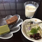 Irori Jinen - 抹茶羊羹,米粉の蒸し菓子,摘み草ゼリー,夏ミカンのハチミツ漬を豆乳で割った飲み物