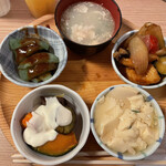 Hagama Daki Gohan Tooishii Nippon No Byuffe Hinano - 大好き茶碗蒸し、バーニャカウダ、刺身こんにゃく