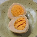 吉原たまご直売所 - 「燻製たまご」を半分に