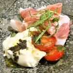 ピッコラトラットリア アニュ - ブッラータのカプレーゼとプロシュート