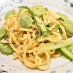 ピッコラトラットリア アニュ - アスパラガスと空豆のカチョ・エ・ペペ