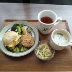小麦香る男 - たまごサンドとスコーンのモーニングとりんごとキャベツのフレンチミニサラダ