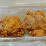 源まる商店 - 「名物醤油唐揚げ(約120グラム2個)」320円