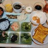 ブルエ - 料理写真:ごはんはしらすと温玉で、惣菜が多いのがいい！フレンチトーストいきなり6枚♪