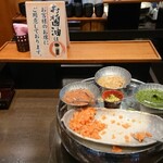 Burue - サーモン、イカの塩から、なめ茸、めかぶ